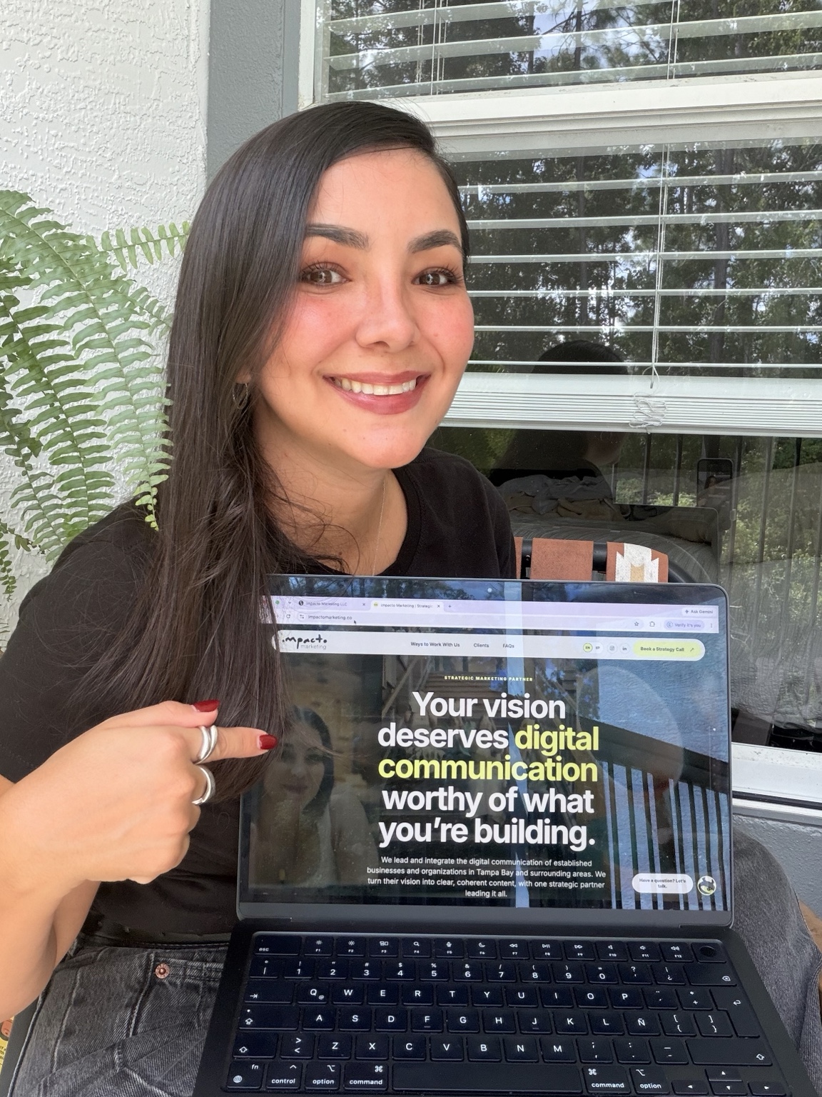 Alejandra Jaramillo presenting the Impacto Marketing website.