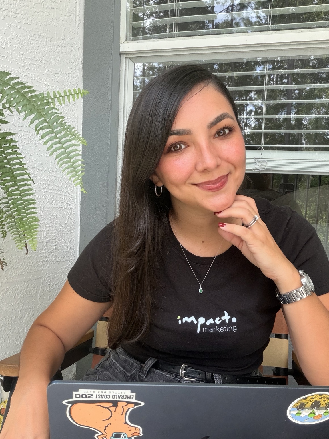 Alejandra Jaramillo, founder of Impacto Marketing, working on digital communication.